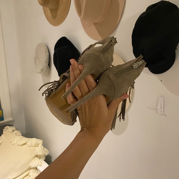 Steve Madden Fringe Taupe Heels - SIZE 9 - Picture 3 of 6
